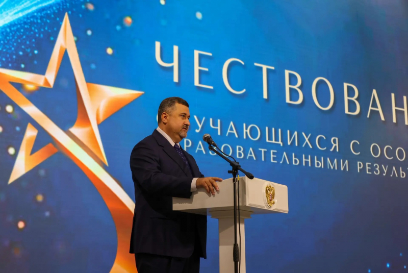 Талантливым выпускникам дагестанских школ вручили денежные сертификаты
